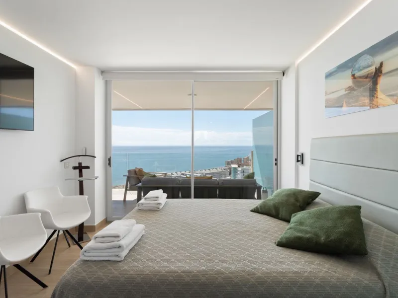 This spectacular apartment, located in the popular area Reserva del Higuerón offers you the dream of living on the absolute top. With 180 degrees open panoramic view, and the mediterranean sea right in front of you. Eminent views, modern, close to the bea
