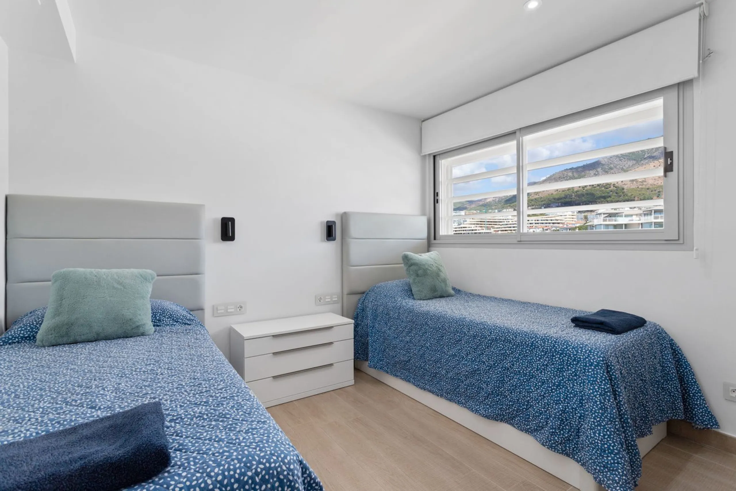 This spectacular apartment, located in the popular area Reserva del Higuerón offers you the dream of living on the absolute top. With 180 degrees open panoramic view, and the mediterranean sea right in front of you. Eminent views, modern, close to the bea
