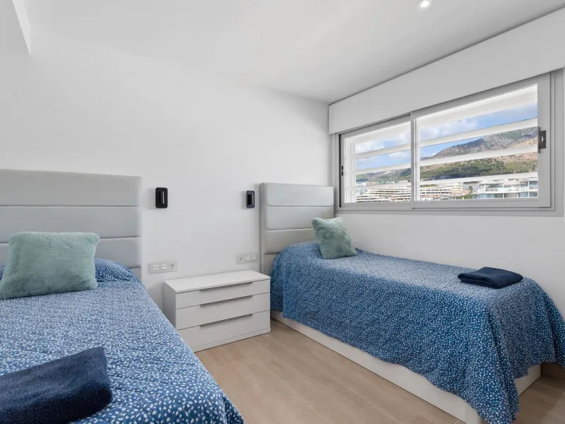 This spectacular apartment, located in the popular area Reserva del Higuerón offers you the dream of living on the absolute top. With 180 degrees open panoramic view, and the mediterranean sea right in front of you. Eminent views, modern, close to the bea