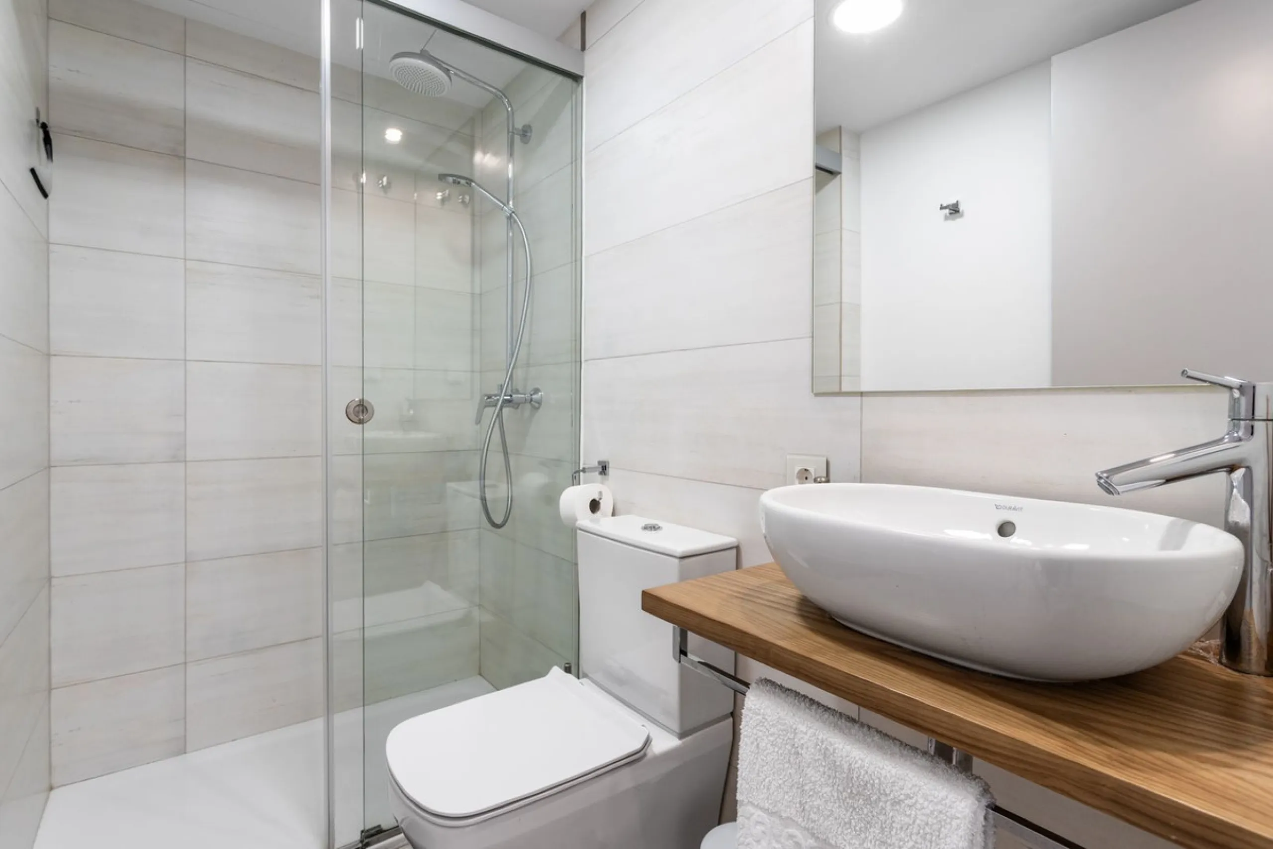 This spectacular apartment, located in the popular area Reserva del Higuerón offers you the dream of living on the absolute top. With 180 degrees open panoramic view, and the mediterranean sea right in front of you. Eminent views, modern, close to the bea