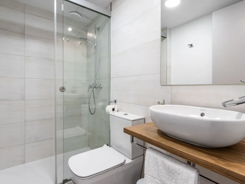 This spectacular apartment, located in the popular area Reserva del Higuerón offers you the dream of living on the absolute top. With 180 degrees open panoramic view, and the mediterranean sea right in front of you. Eminent views, modern, close to the bea