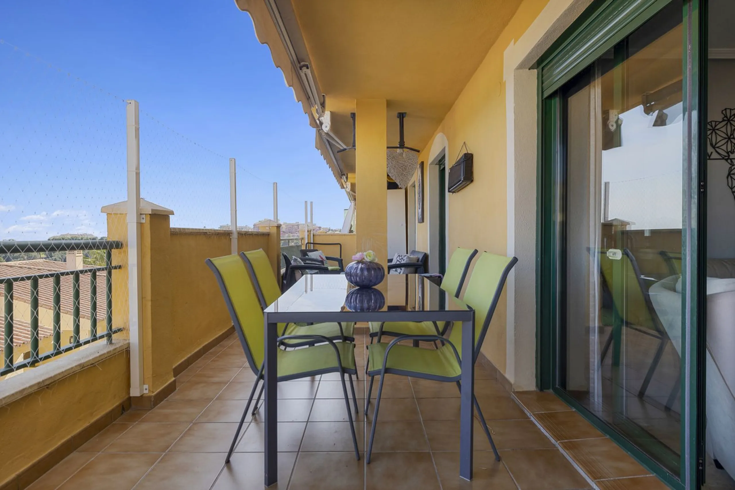 PANORAMIC SEA & GOLF VIEWS: Stunning fully reformed 2-bedroom apartment with a spacious terrace in the sought-after Las Adelfas, Torrequebrada.
