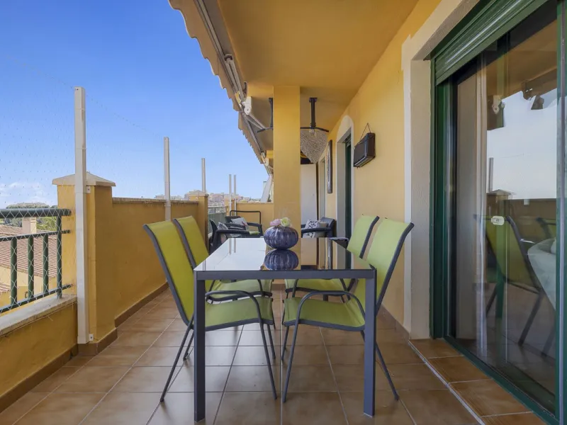 PANORAMIC SEA & GOLF VIEWS: Stunning fully reformed 2-bedroom apartment with a spacious terrace in the sought-after Las Adelfas, Torrequebrada.