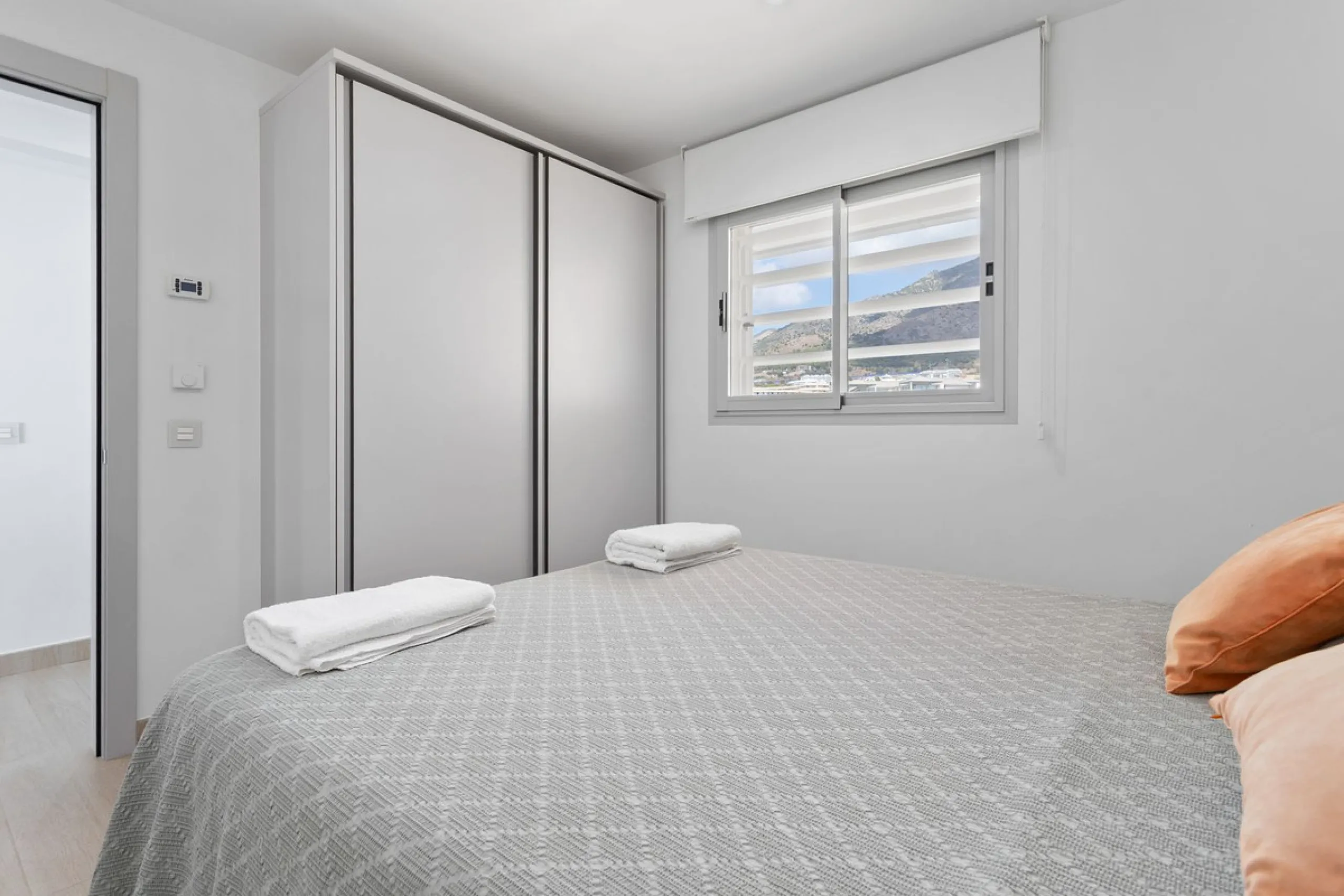 This spectacular apartment, located in the popular area Reserva del Higuerón offers you the dream of living on the absolute top. With 180 degrees open panoramic view, and the mediterranean sea right in front of you. Eminent views, modern, close to the bea