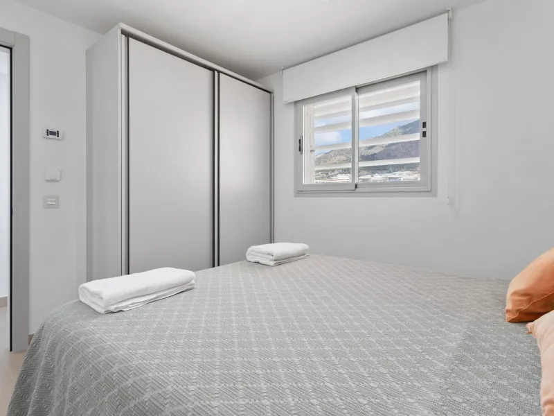 This spectacular apartment, located in the popular area Reserva del Higuerón offers you the dream of living on the absolute top. With 180 degrees open panoramic view, and the mediterranean sea right in front of you. Eminent views, modern, close to the bea