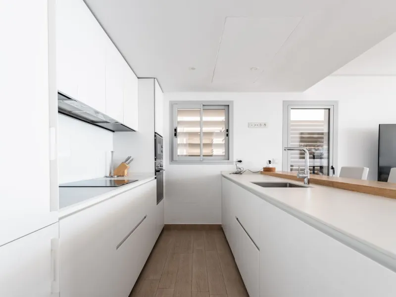 This spectacular apartment, located in the popular area Reserva del Higuerón offers you the dream of living on the absolute top. With 180 degrees open panoramic view, and the mediterranean sea right in front of you. Eminent views, modern, close to the bea