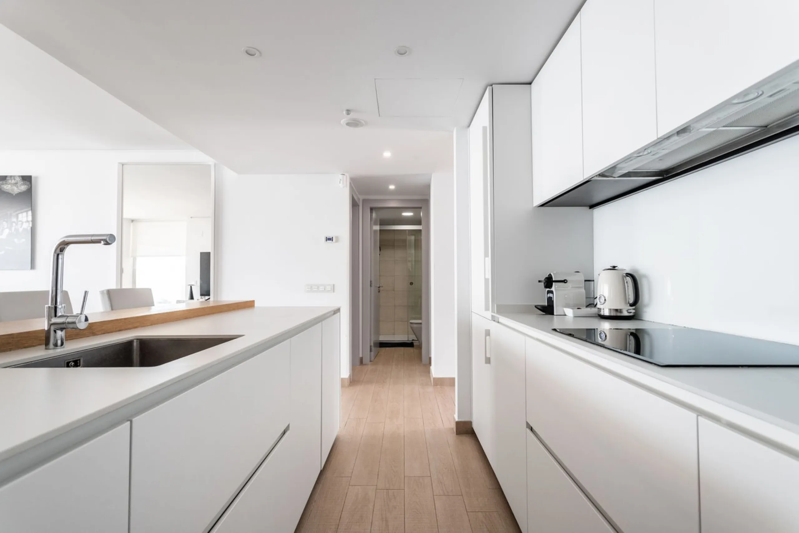 This spectacular apartment, located in the popular area Reserva del Higuerón offers you the dream of living on the absolute top. With 180 degrees open panoramic view, and the mediterranean sea right in front of you. Eminent views, modern, close to the bea