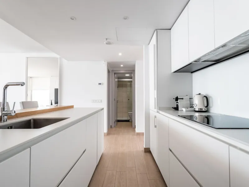 This spectacular apartment, located in the popular area Reserva del Higuerón offers you the dream of living on the absolute top. With 180 degrees open panoramic view, and the mediterranean sea right in front of you. Eminent views, modern, close to the bea