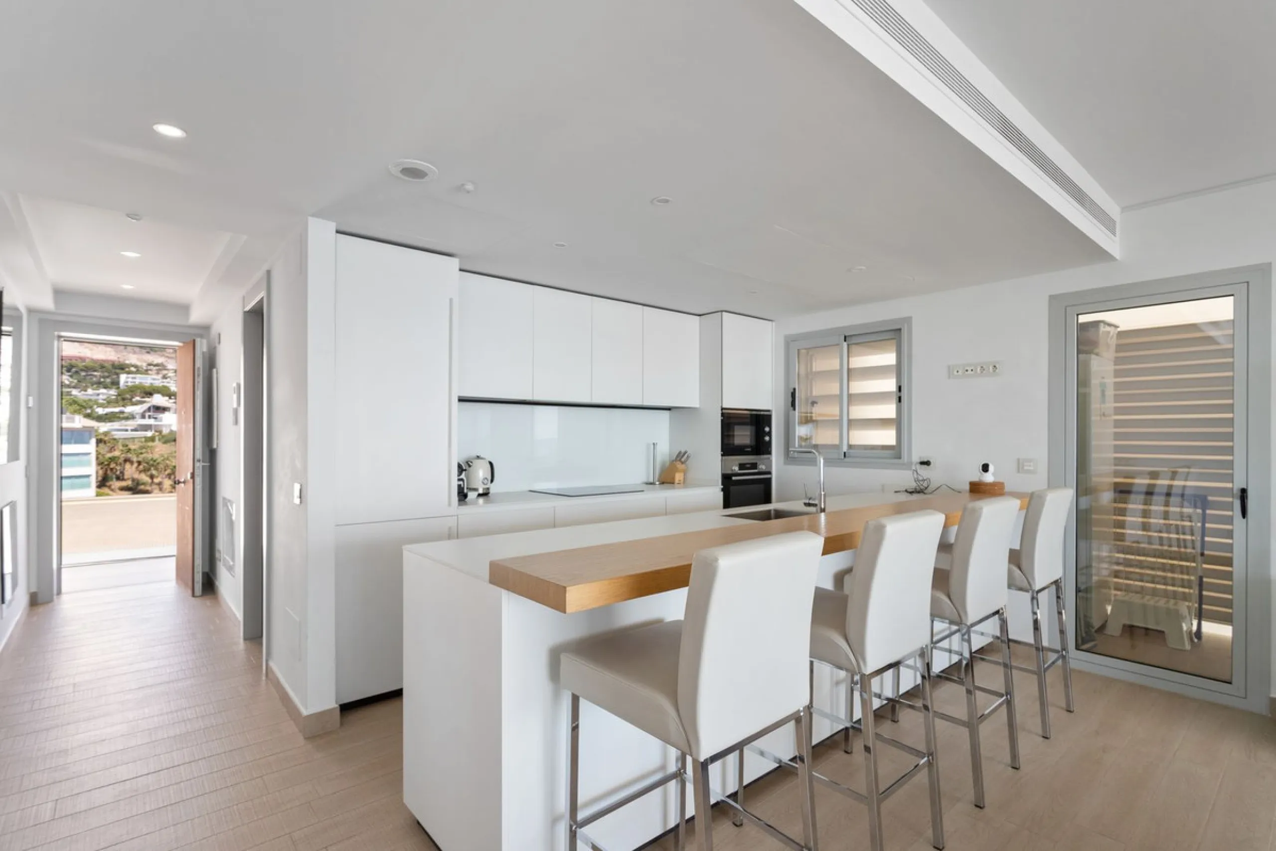 This spectacular apartment, located in the popular area Reserva del Higuerón offers you the dream of living on the absolute top. With 180 degrees open panoramic view, and the mediterranean sea right in front of you. Eminent views, modern, close to the bea