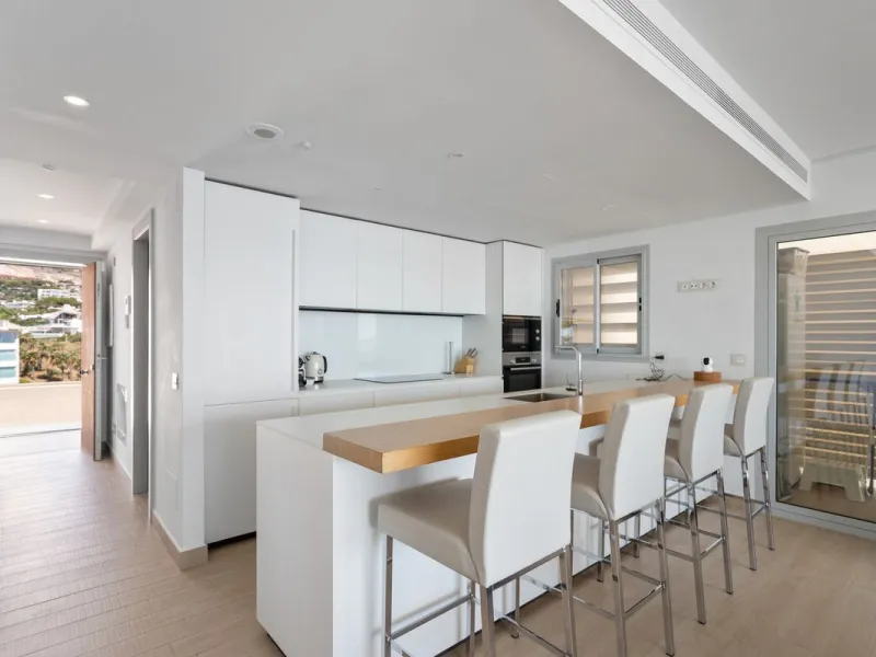 This spectacular apartment, located in the popular area Reserva del Higuerón offers you the dream of living on the absolute top. With 180 degrees open panoramic view, and the mediterranean sea right in front of you. Eminent views, modern, close to the bea