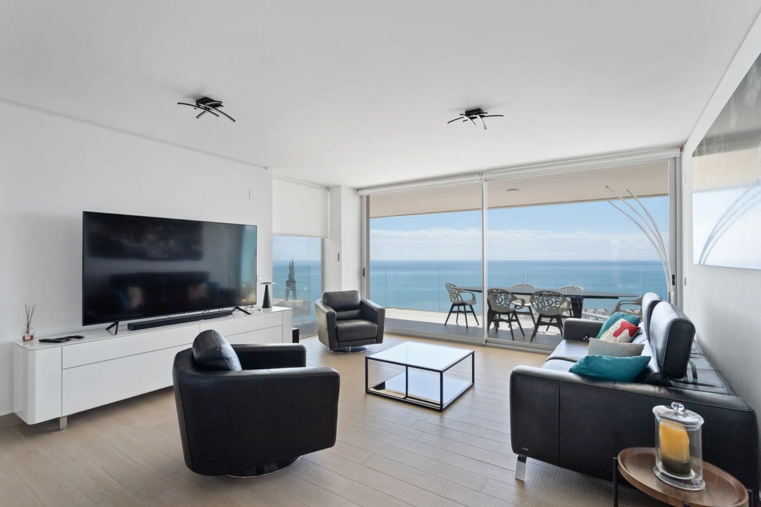 This spectacular apartment, located in the popular area Reserva del Higuerón offers you the dream of living on the absolute top. With 180 degrees open panoramic view, and the mediterranean sea right in front of you. Eminent views, modern, close to the bea