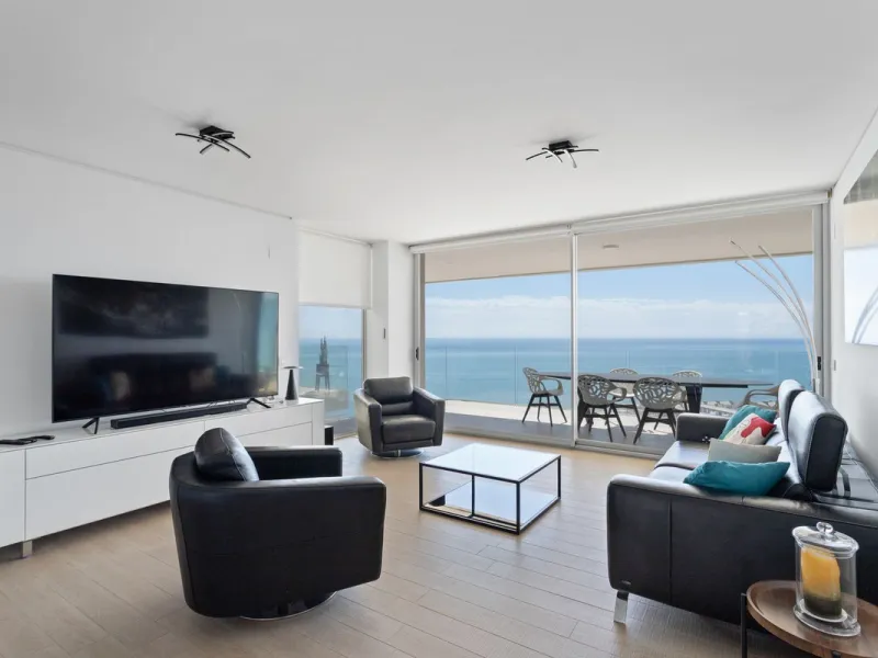 This spectacular apartment, located in the popular area Reserva del Higuerón offers you the dream of living on the absolute top. With 180 degrees open panoramic view, and the mediterranean sea right in front of you. Eminent views, modern, close to the bea