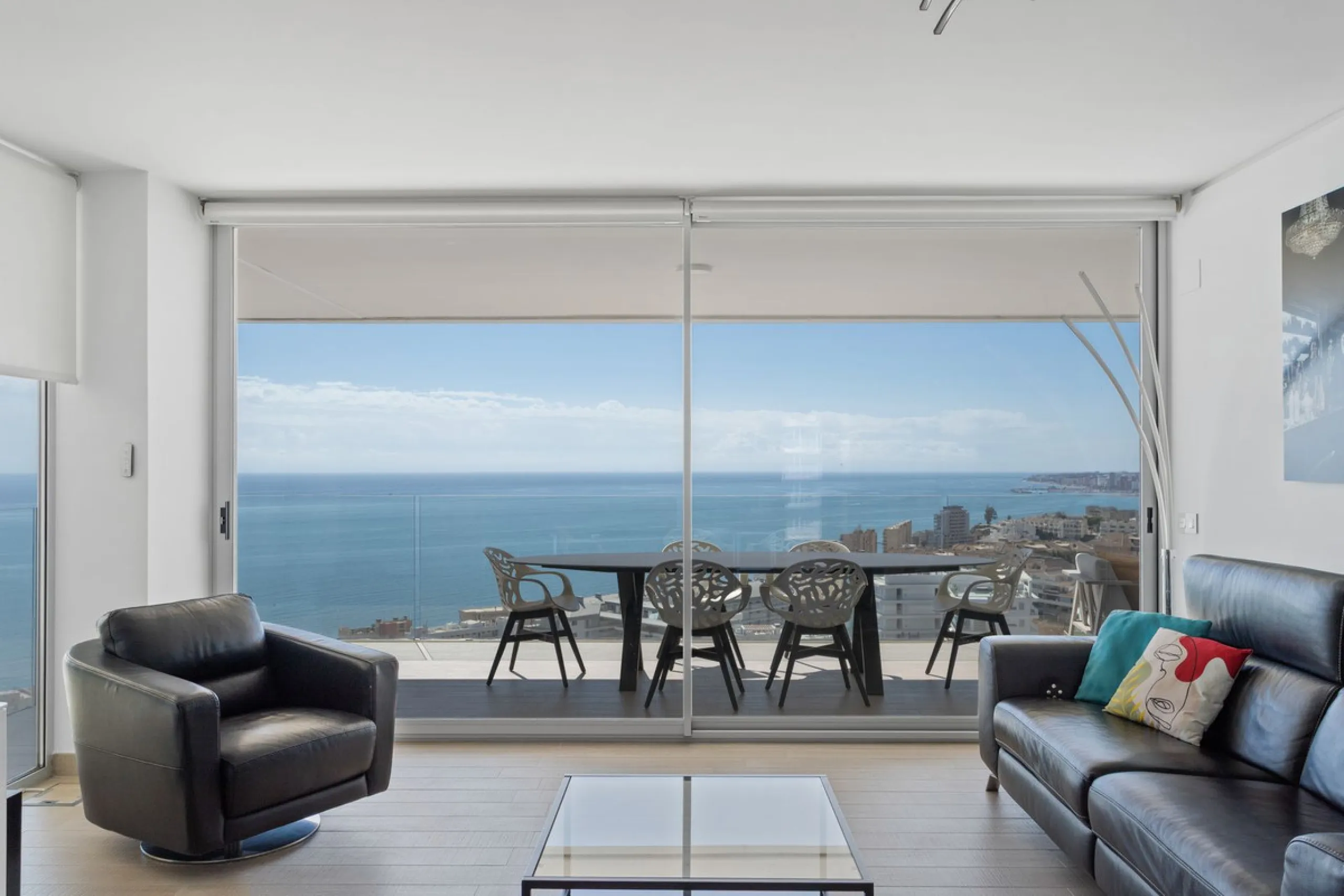 This spectacular apartment, located in the popular area Reserva del Higuerón offers you the dream of living on the absolute top. With 180 degrees open panoramic view, and the mediterranean sea right in front of you. Eminent views, modern, close to the bea