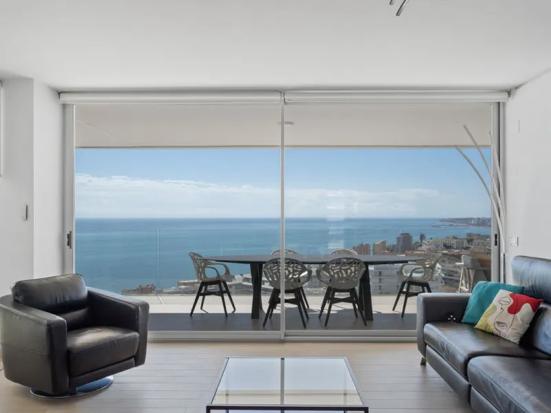 This spectacular apartment, located in the popular area Reserva del Higuerón offers you the dream of living on the absolute top. With 180 degrees open panoramic view, and the mediterranean sea right in front of you. Eminent views, modern, close to the bea