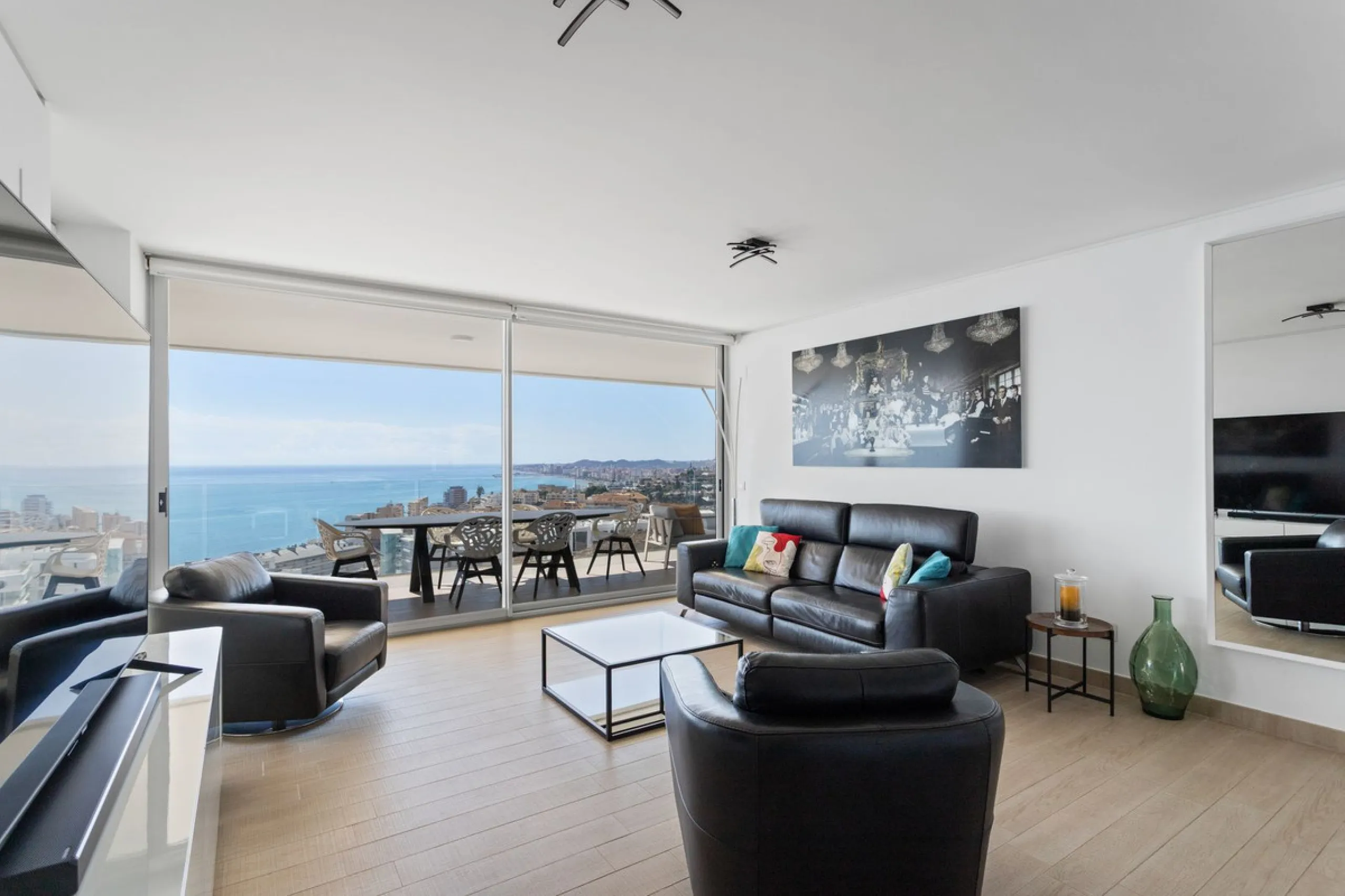 This spectacular apartment, located in the popular area Reserva del Higuerón offers you the dream of living on the absolute top. With 180 degrees open panoramic view, and the mediterranean sea right in front of you. Eminent views, modern, close to the bea