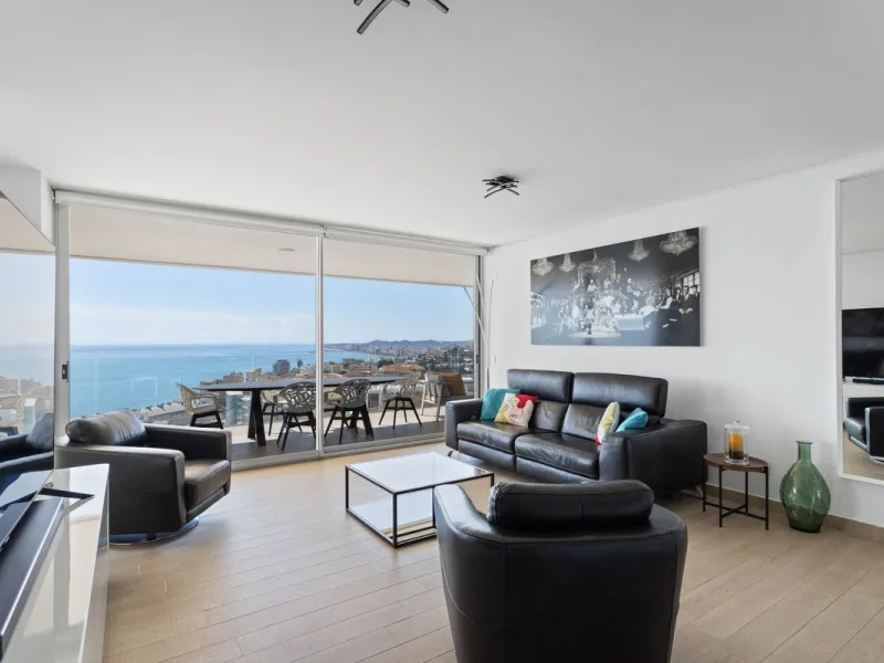 This spectacular apartment, located in the popular area Reserva del Higuerón offers you the dream of living on the absolute top. With 180 degrees open panoramic view, and the mediterranean sea right in front of you. Eminent views, modern, close to the bea