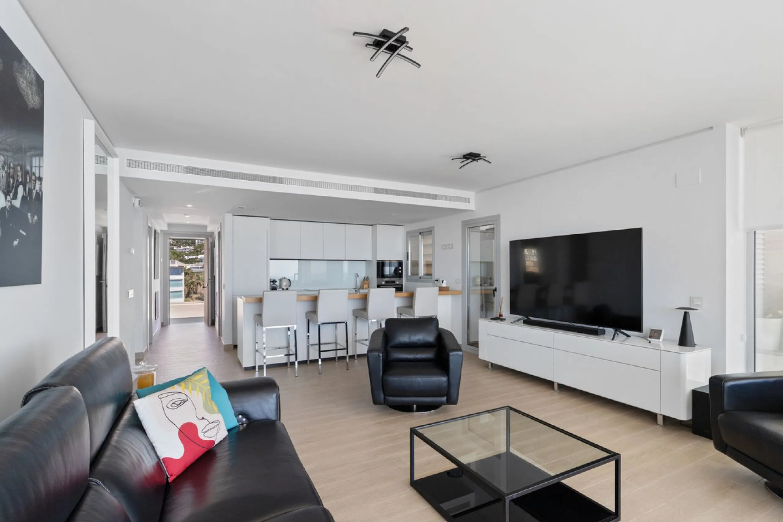 This spectacular apartment, located in the popular area Reserva del Higuerón offers you the dream of living on the absolute top. With 180 degrees open panoramic view, and the mediterranean sea right in front of you. Eminent views, modern, close to the bea