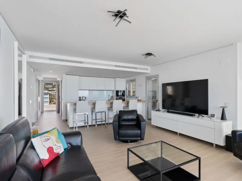 This spectacular apartment, located in the popular area Reserva del Higuerón offers you the dream of living on the absolute top. With 180 degrees open panoramic view, and the mediterranean sea right in front of you. Eminent views, modern, close to the bea