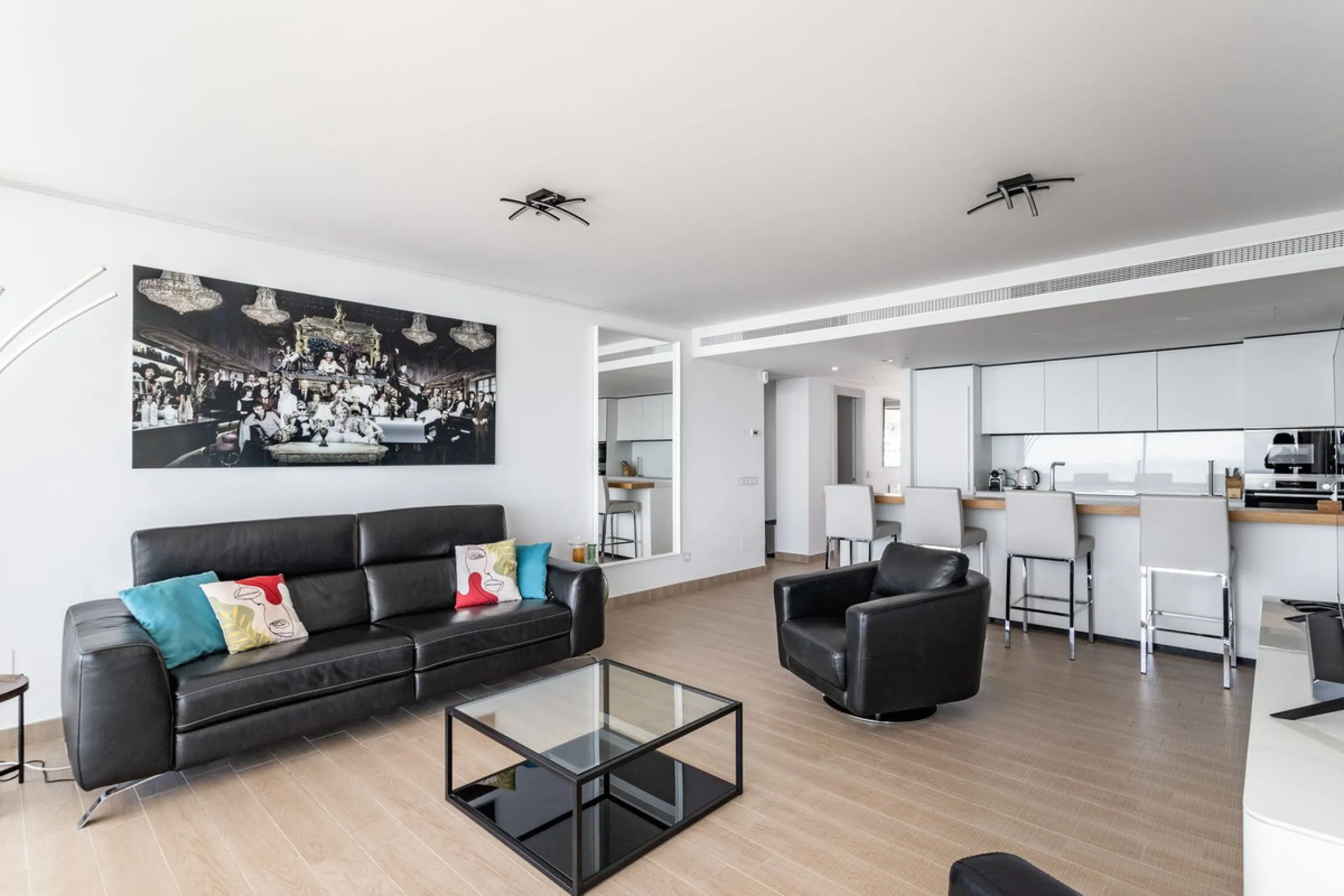 This spectacular apartment, located in the popular area Reserva del Higuerón offers you the dream of living on the absolute top. With 180 degrees open panoramic view, and the mediterranean sea right in front of you. Eminent views, modern, close to the bea