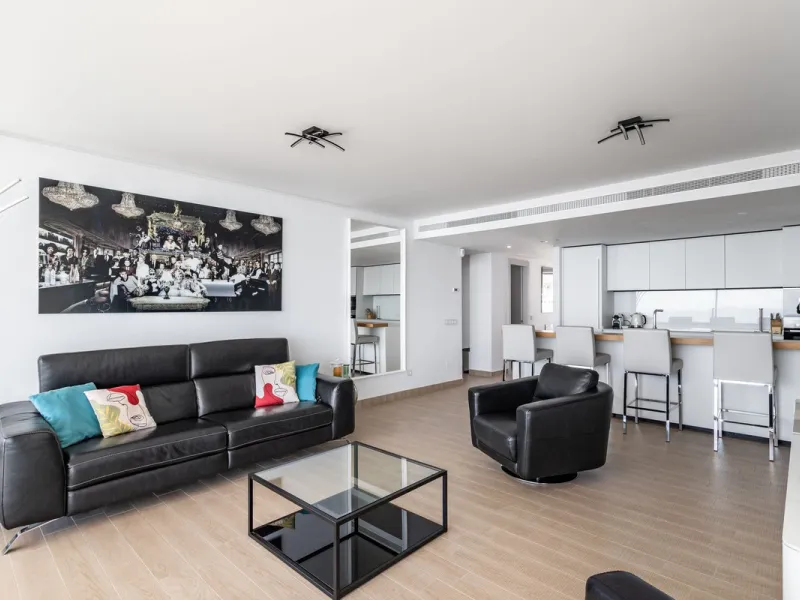 This spectacular apartment, located in the popular area Reserva del Higuerón offers you the dream of living on the absolute top. With 180 degrees open panoramic view, and the mediterranean sea right in front of you. Eminent views, modern, close to the bea