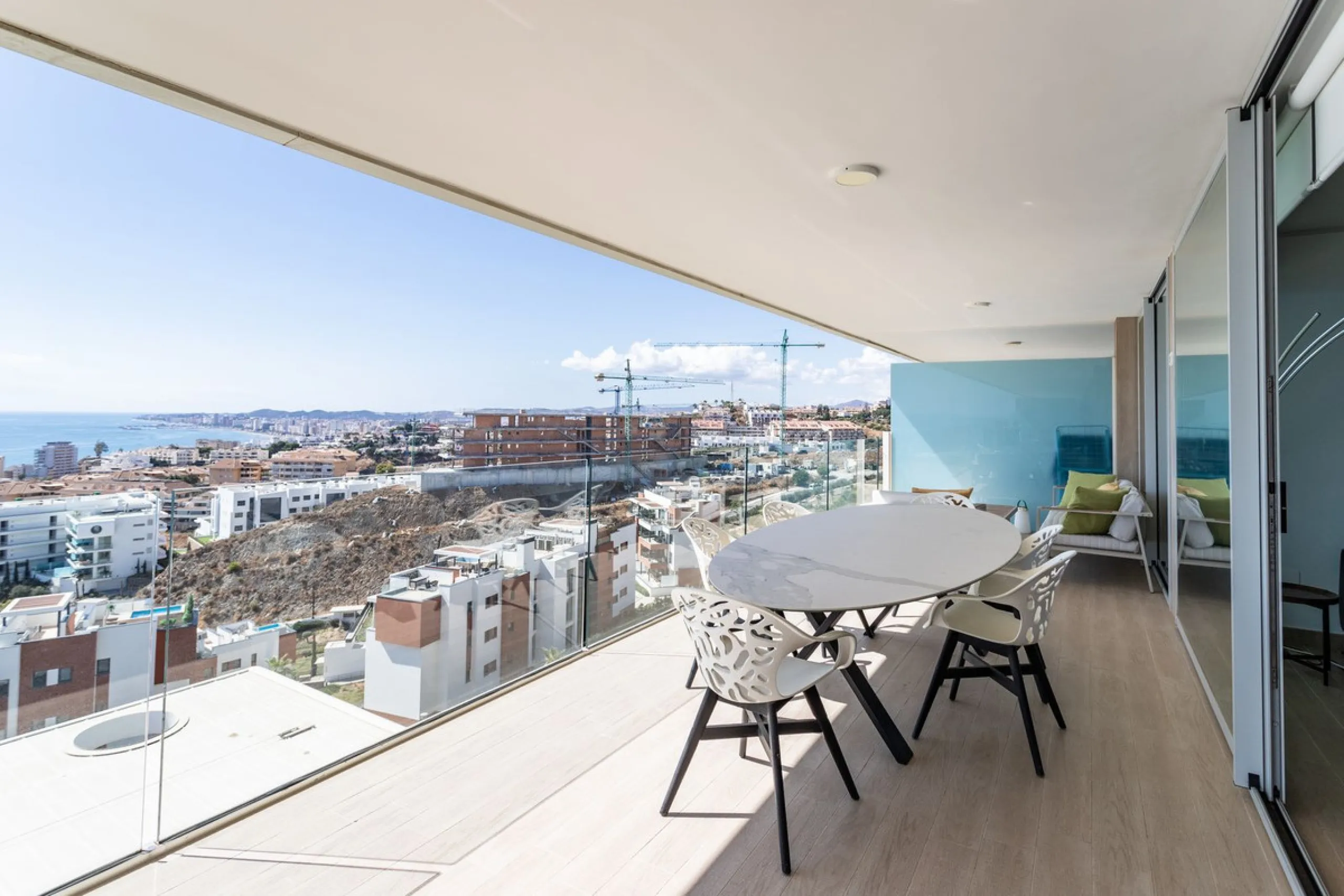 This spectacular apartment, located in the popular area Reserva del Higuerón offers you the dream of living on the absolute top. With 180 degrees open panoramic view, and the mediterranean sea right in front of you. Eminent views, modern, close to the bea