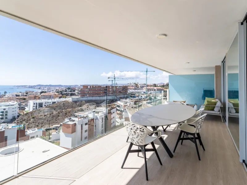 This spectacular apartment, located in the popular area Reserva del Higuerón offers you the dream of living on the absolute top. With 180 degrees open panoramic view, and the mediterranean sea right in front of you. Eminent views, modern, close to the bea