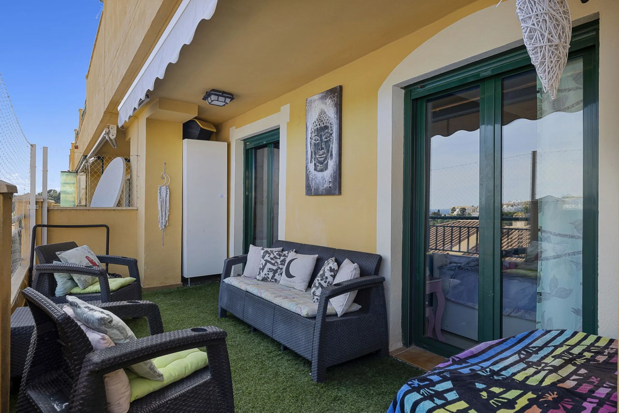 PANORAMIC SEA & GOLF VIEWS: Stunning fully reformed 2-bedroom apartment with a spacious terrace in the sought-after Las Adelfas, Torrequebrada.