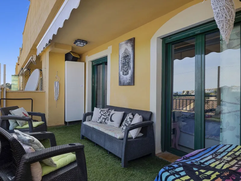 PANORAMIC SEA & GOLF VIEWS: Stunning fully reformed 2-bedroom apartment with a spacious terrace in the sought-after Las Adelfas, Torrequebrada.