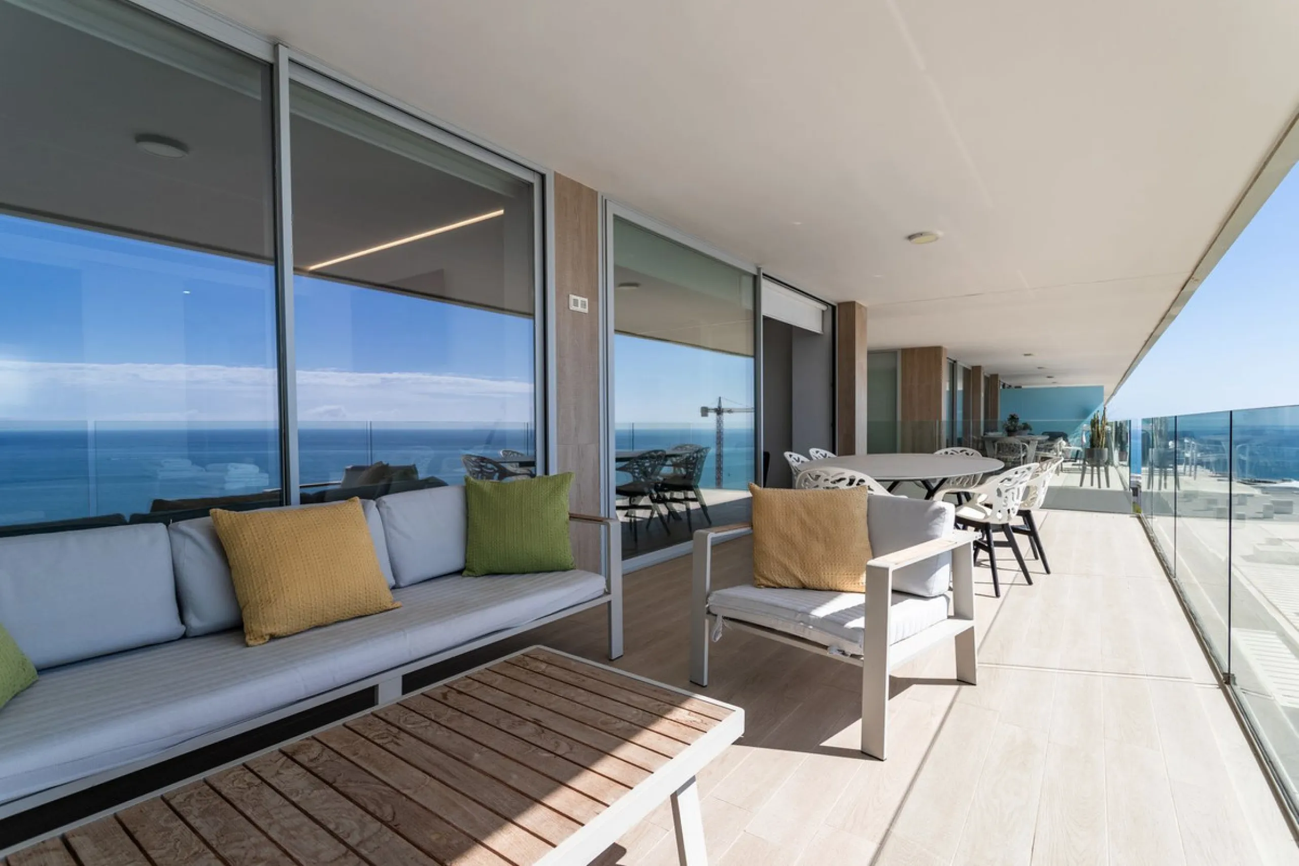 This spectacular apartment, located in the popular area Reserva del Higuerón offers you the dream of living on the absolute top. With 180 degrees open panoramic view, and the mediterranean sea right in front of you. Eminent views, modern, close to the bea