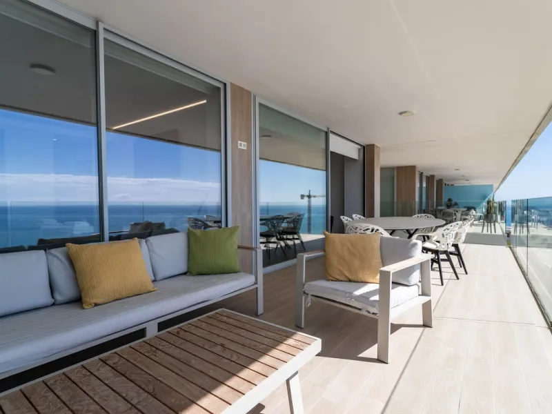This spectacular apartment, located in the popular area Reserva del Higuerón offers you the dream of living on the absolute top. With 180 degrees open panoramic view, and the mediterranean sea right in front of you. Eminent views, modern, close to the bea