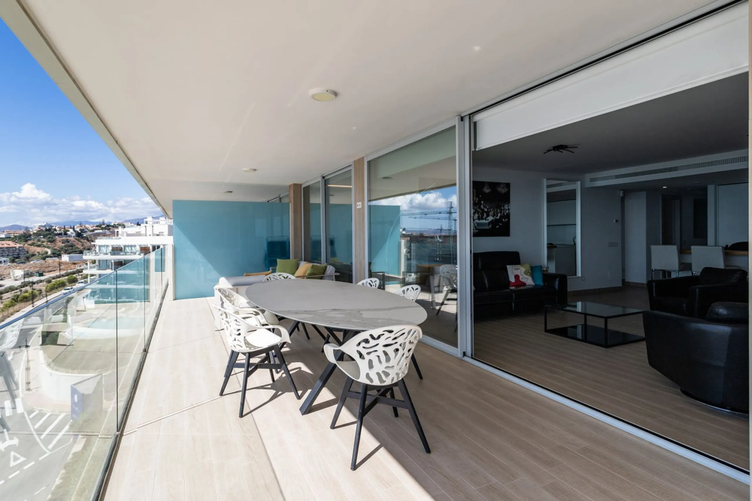 This spectacular apartment, located in the popular area Reserva del Higuerón offers you the dream of living on the absolute top. With 180 degrees open panoramic view, and the mediterranean sea right in front of you. Eminent views, modern, close to the bea