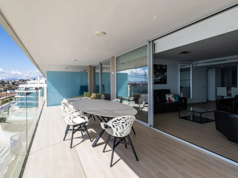 This spectacular apartment, located in the popular area Reserva del Higuerón offers you the dream of living on the absolute top. With 180 degrees open panoramic view, and the mediterranean sea right in front of you. Eminent views, modern, close to the bea