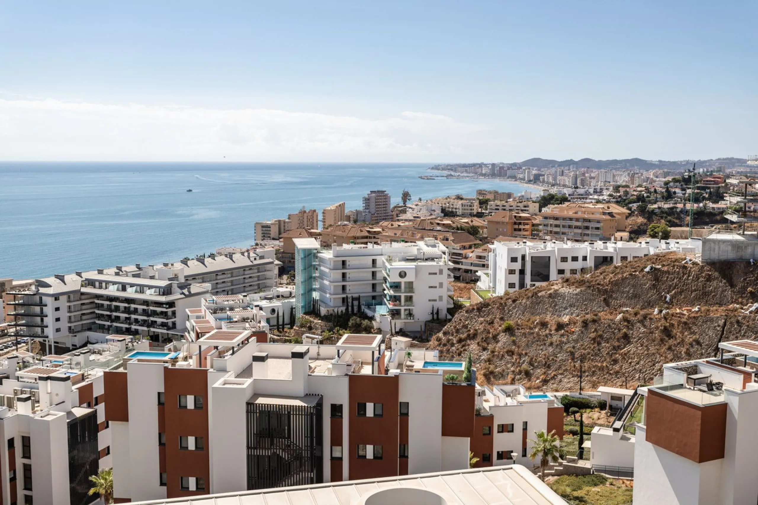 This spectacular apartment, located in the popular area Reserva del Higuerón offers you the dream of living on the absolute top. With 180 degrees open panoramic view, and the mediterranean sea right in front of you. Eminent views, modern, close to the bea
