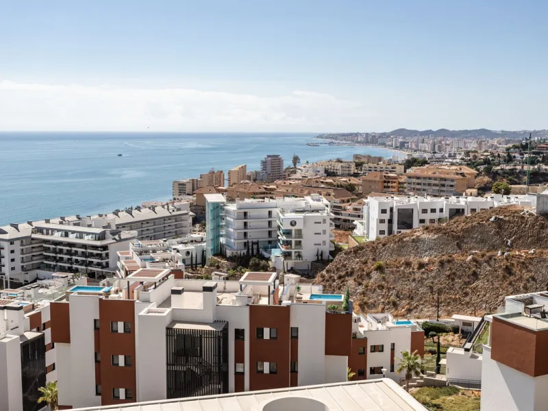 This spectacular apartment, located in the popular area Reserva del Higuerón offers you the dream of living on the absolute top. With 180 degrees open panoramic view, and the mediterranean sea right in front of you. Eminent views, modern, close to the bea