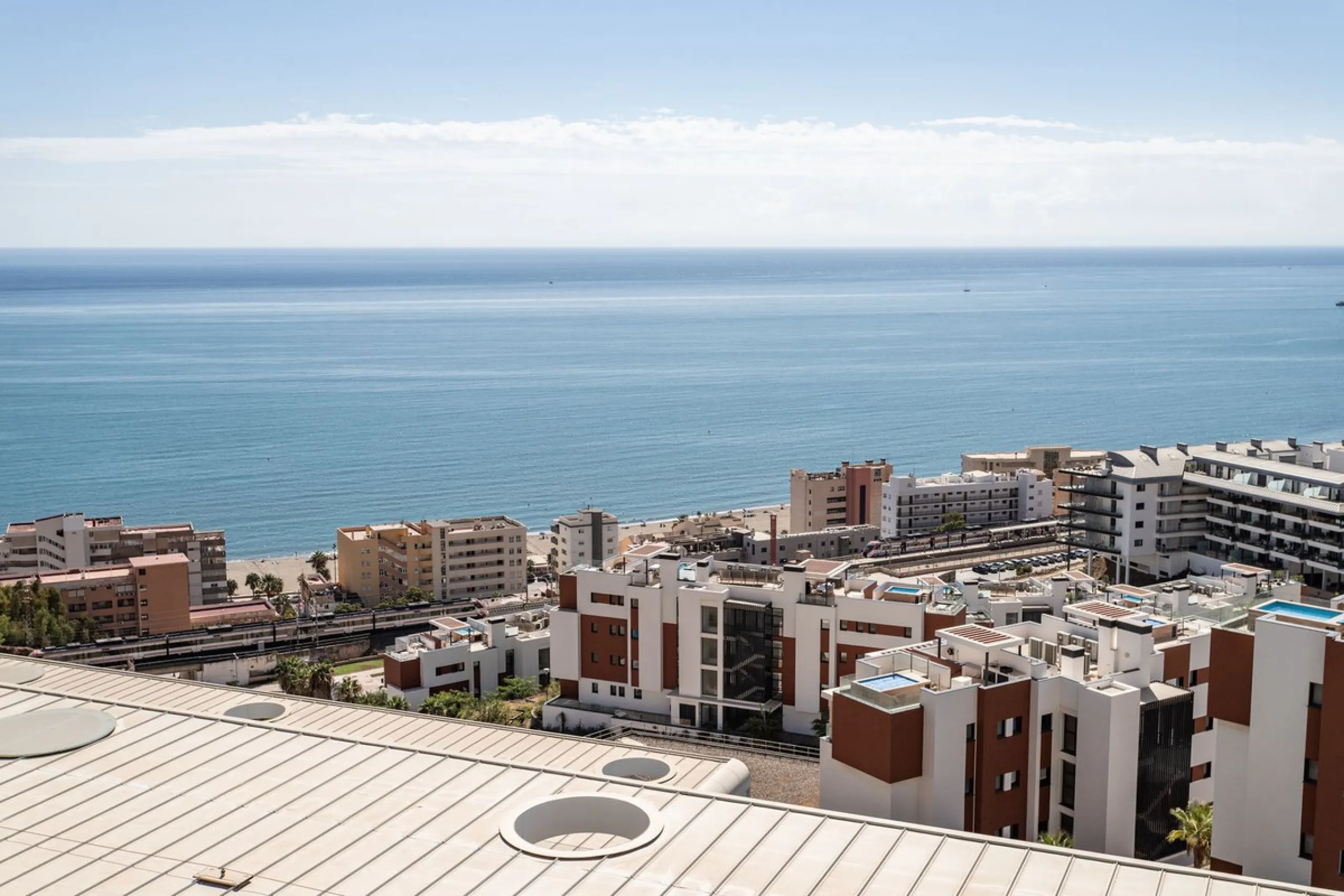This spectacular apartment, located in the popular area Reserva del Higuerón offers you the dream of living on the absolute top. With 180 degrees open panoramic view, and the mediterranean sea right in front of you. Eminent views, modern, close to the bea