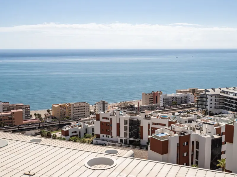 This spectacular apartment, located in the popular area Reserva del Higuerón offers you the dream of living on the absolute top. With 180 degrees open panoramic view, and the mediterranean sea right in front of you. Eminent views, modern, close to the bea