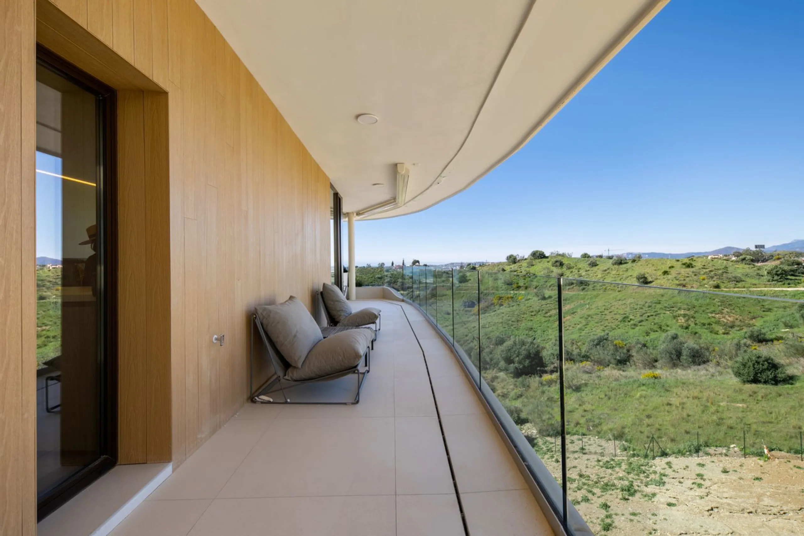 This two bedrom apartment with panoramic sea view in Valley Collection  ,a corner terrace of 60 m2 that wraps around the apartment   is part of the exclusive Higueron community .It boasts one of Spains largest training centers with many different activiti