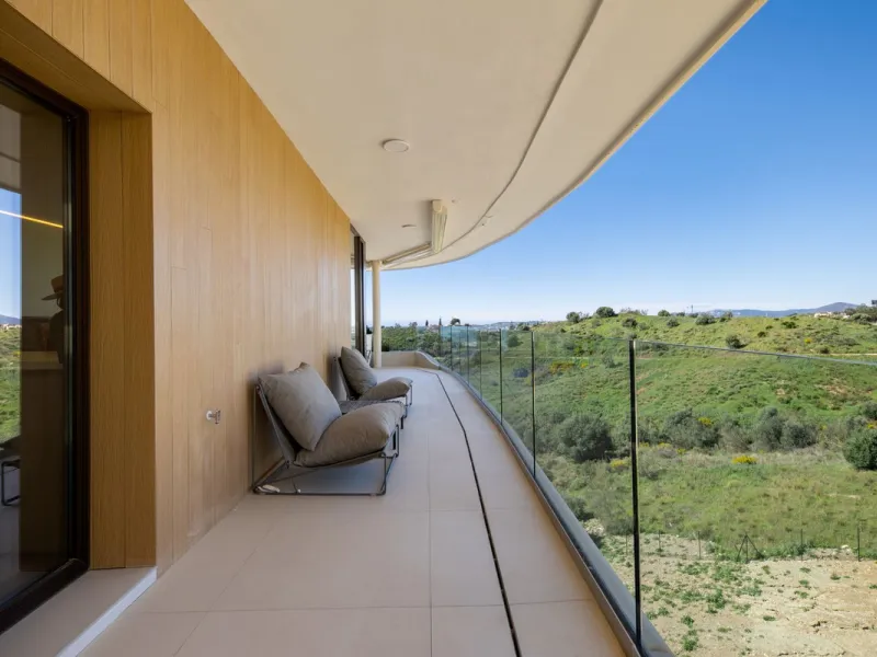 This two bedrom apartment with panoramic sea view in Valley Collection  ,a corner terrace of 60 m2 that wraps around the apartment   is part of the exclusive Higueron community .It boasts one of Spains largest training centers with many different activiti