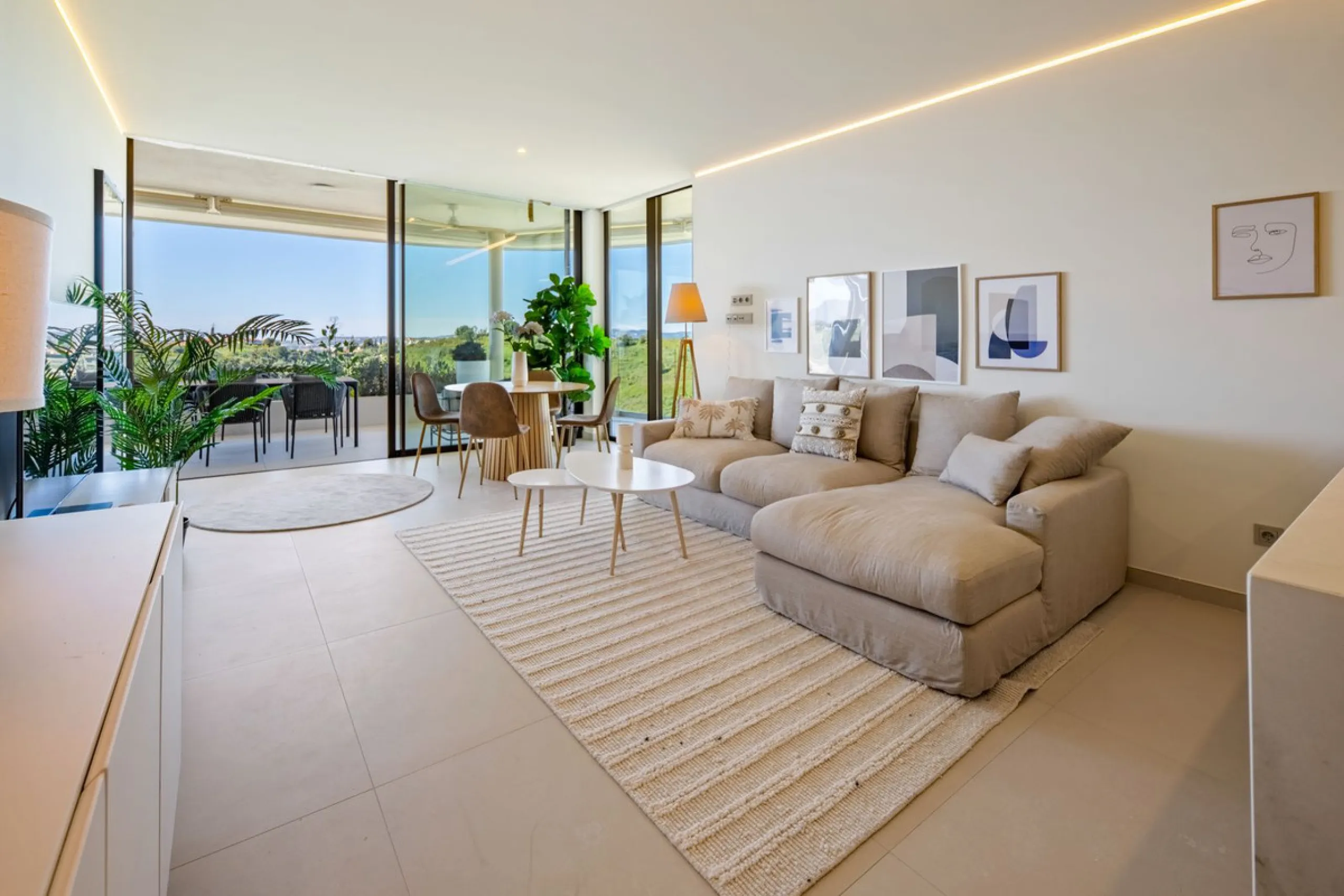 This two bedrom apartment with panoramic sea view in Valley Collection  ,a corner terrace of 60 m2 that wraps around the apartment   is part of the exclusive Higueron community .It boasts one of Spains largest training centers with many different activiti