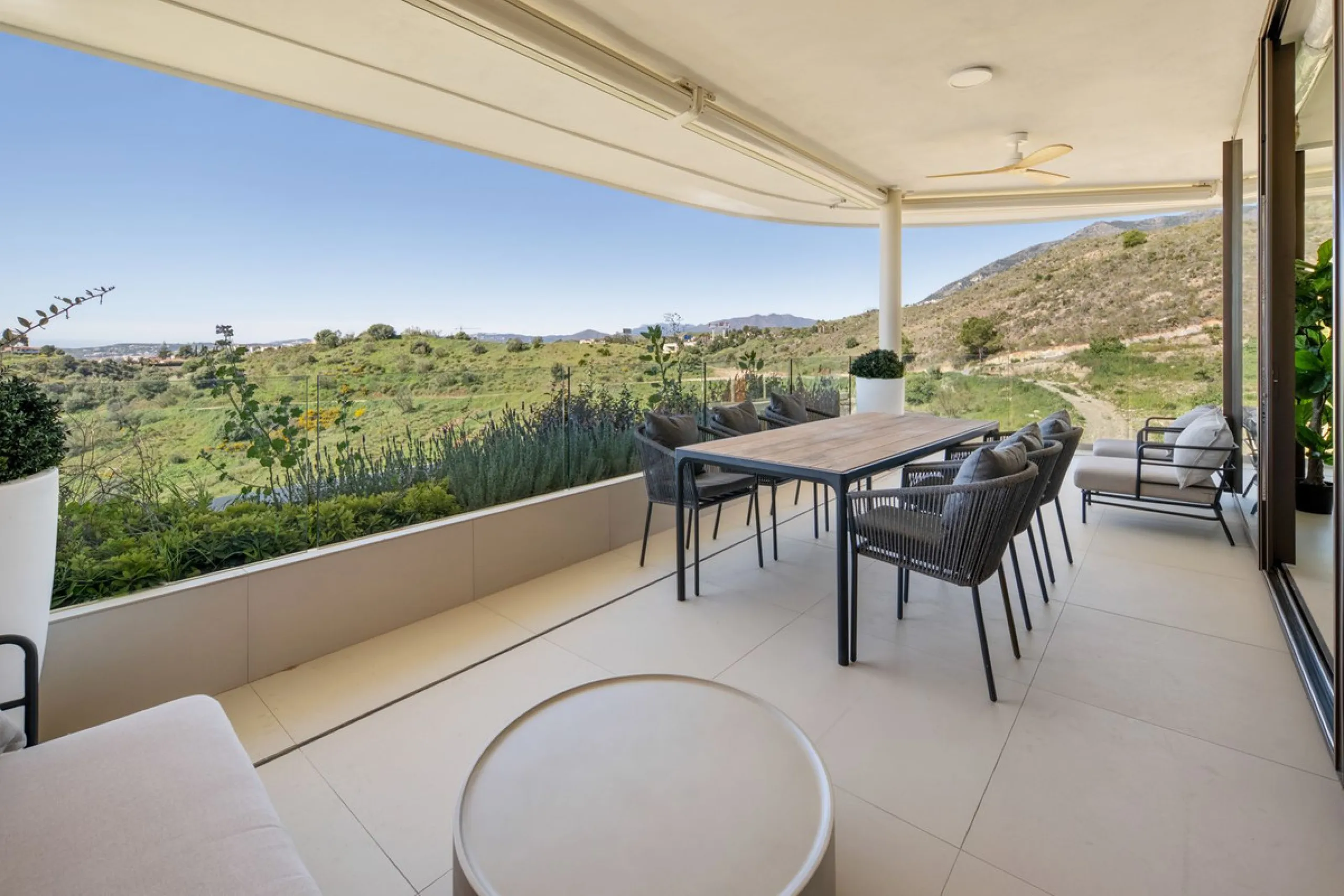 This two bedrom apartment with panoramic sea view in Valley Collection  ,a corner terrace of 60 m2 that wraps around the apartment   is part of the exclusive Higueron community .It boasts one of Spains largest training centers with many different activiti