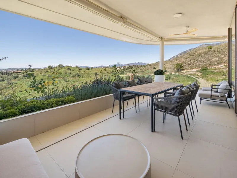 This two bedrom apartment with panoramic sea view in Valley Collection  ,a corner terrace of 60 m2 that wraps around the apartment   is part of the exclusive Higueron community .It boasts one of Spains largest training centers with many different activiti