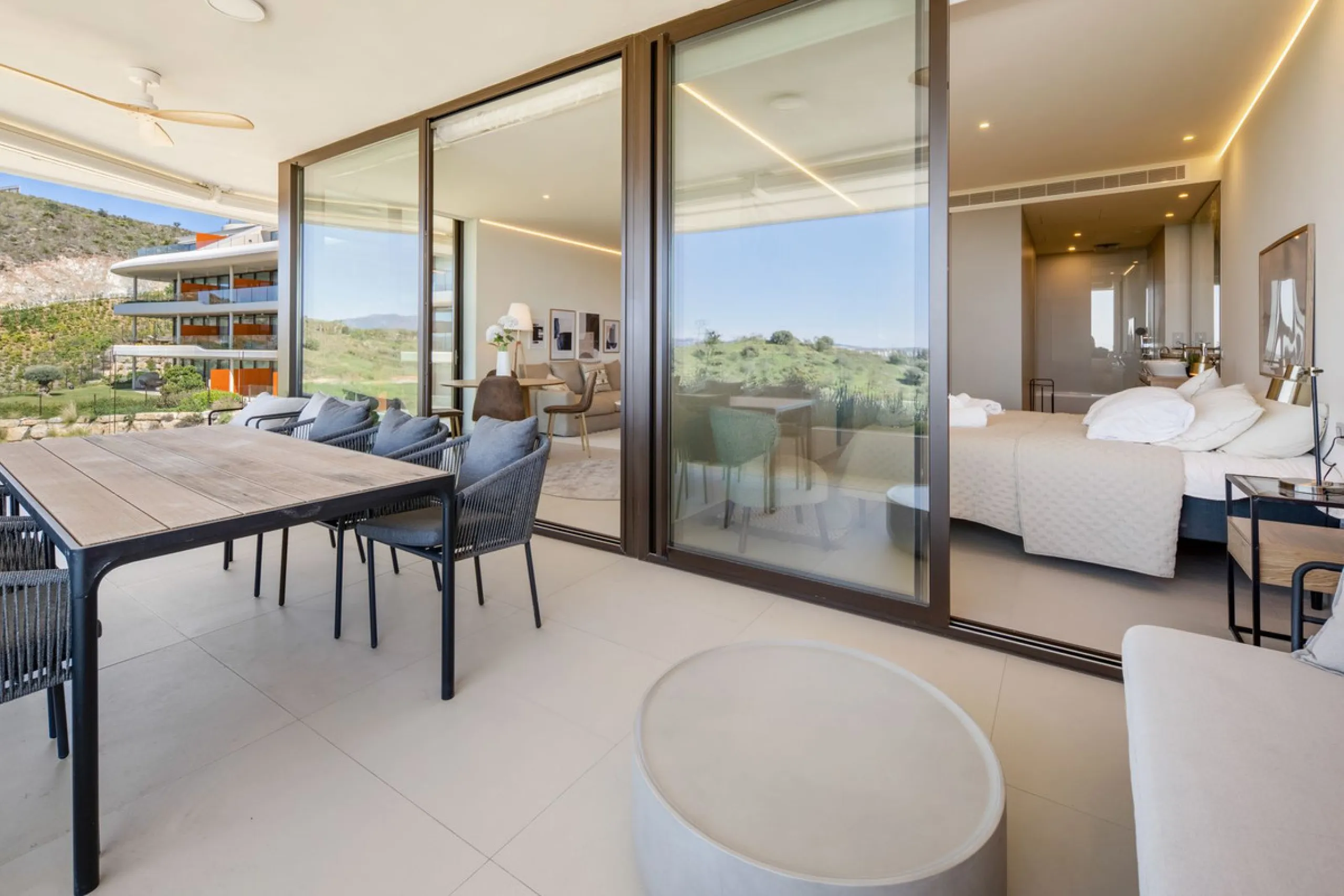 This two bedrom apartment with panoramic sea view in Valley Collection  ,a corner terrace of 60 m2 that wraps around the apartment   is part of the exclusive Higueron community .It boasts one of Spains largest training centers with many different activiti
