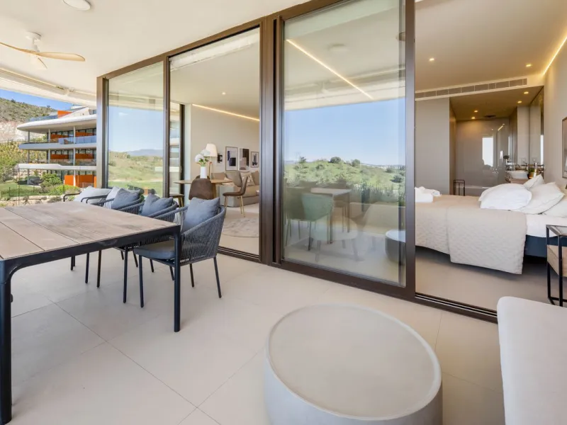 This two bedrom apartment with panoramic sea view in Valley Collection  ,a corner terrace of 60 m2 that wraps around the apartment   is part of the exclusive Higueron community .It boasts one of Spains largest training centers with many different activiti