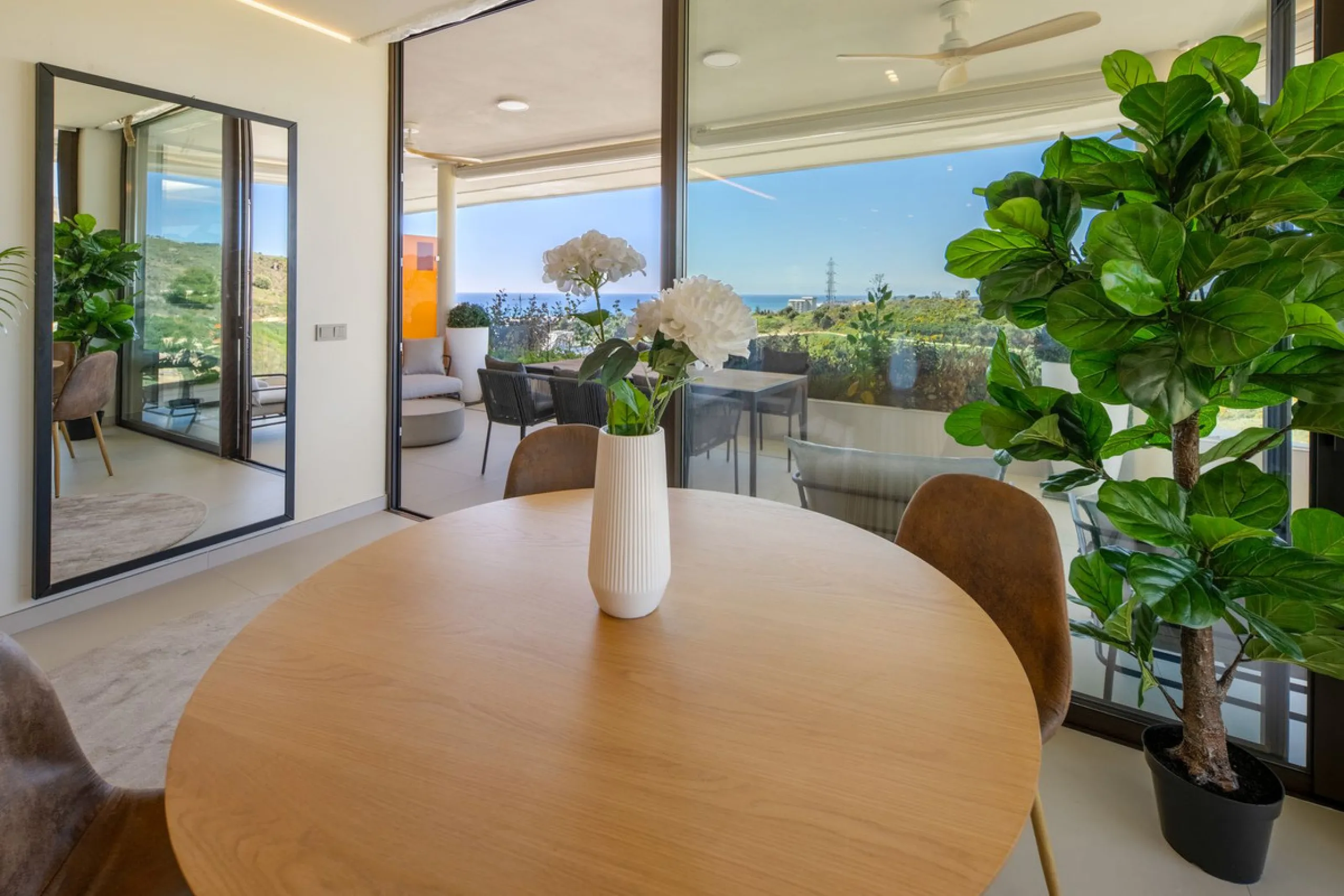 This two bedrom apartment with panoramic sea view in Valley Collection  ,a corner terrace of 60 m2 that wraps around the apartment   is part of the exclusive Higueron community .It boasts one of Spains largest training centers with many different activiti