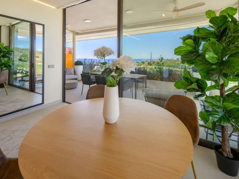 This two bedrom apartment with panoramic sea view in Valley Collection  ,a corner terrace of 60 m2 that wraps around the apartment   is part of the exclusive Higueron community .It boasts one of Spains largest training centers with many different activiti