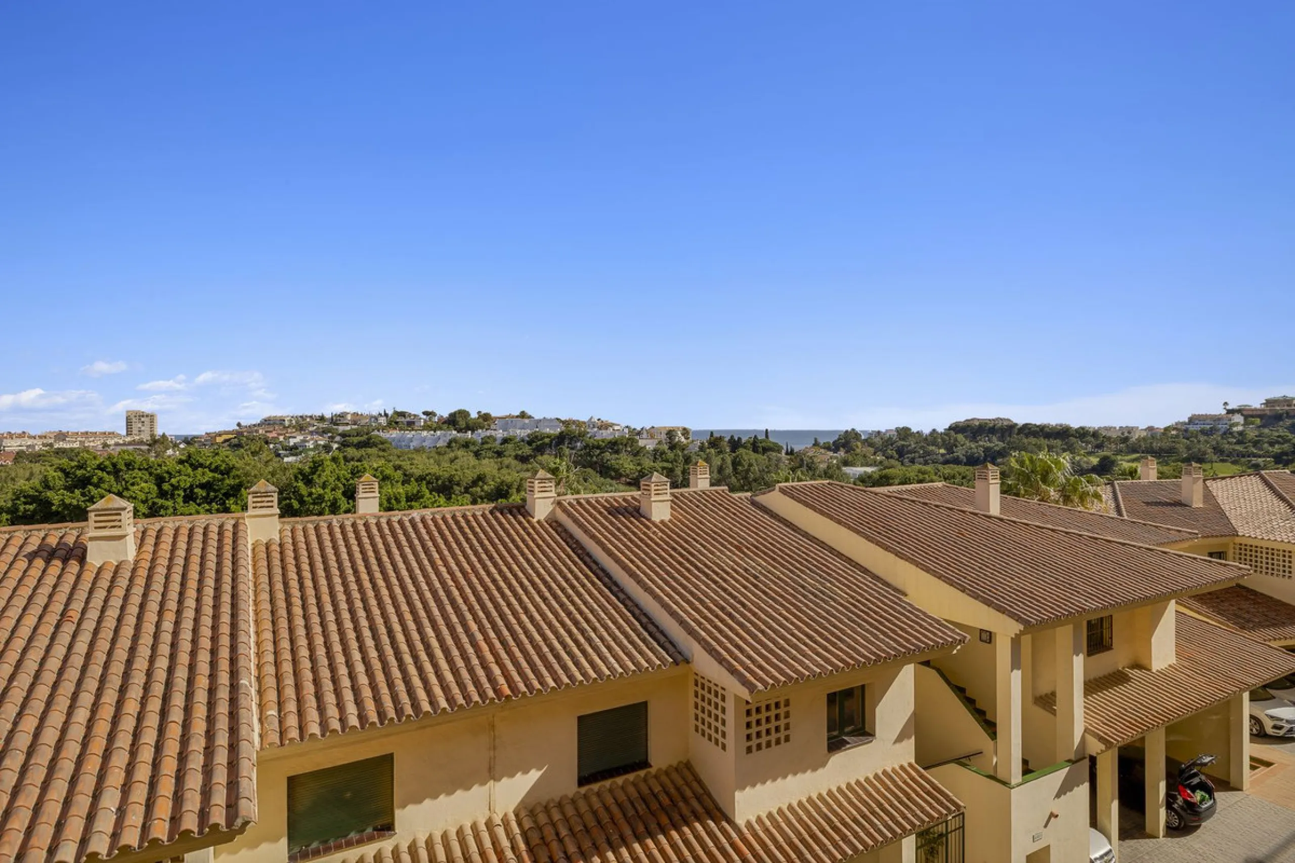PANORAMIC SEA & GOLF VIEWS: Stunning fully reformed 2-bedroom apartment with a spacious terrace in the sought-after Las Adelfas, Torrequebrada.