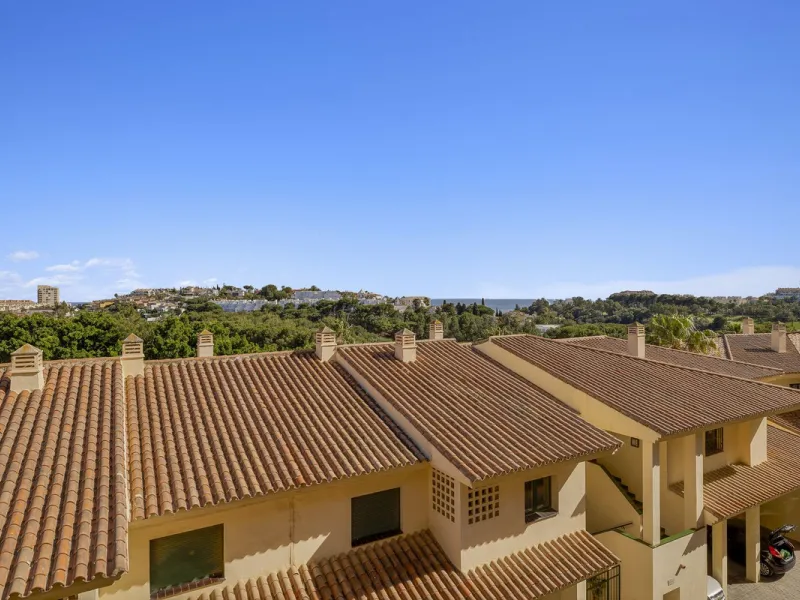 PANORAMIC SEA & GOLF VIEWS: Stunning fully reformed 2-bedroom apartment with a spacious terrace in the sought-after Las Adelfas, Torrequebrada.