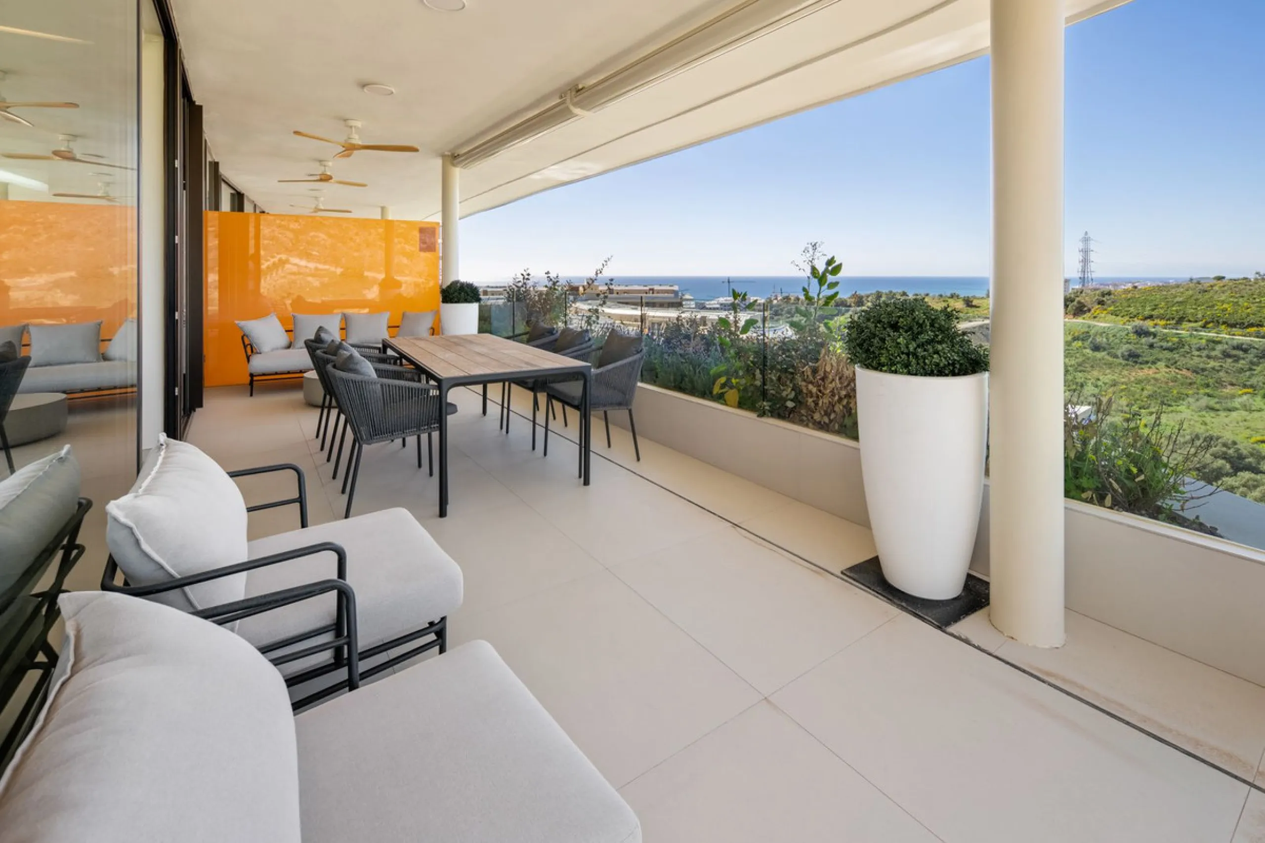 This two bedrom apartment with panoramic sea view in Valley Collection  ,a corner terrace of 60 m2 that wraps around the apartment   is part of the exclusive Higueron community .It boasts one of Spains largest training centers with many different activiti