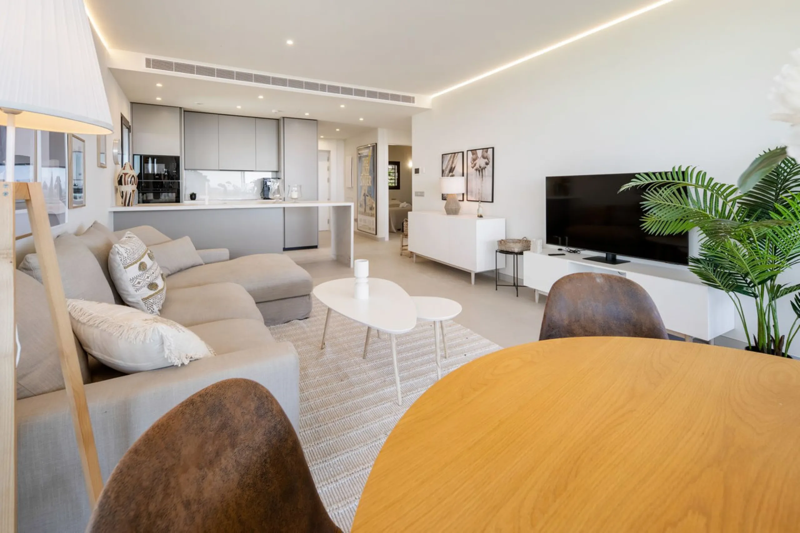 This two bedrom apartment with panoramic sea view in Valley Collection  ,a corner terrace of 60 m2 that wraps around the apartment   is part of the exclusive Higueron community .It boasts one of Spains largest training centers with many different activiti