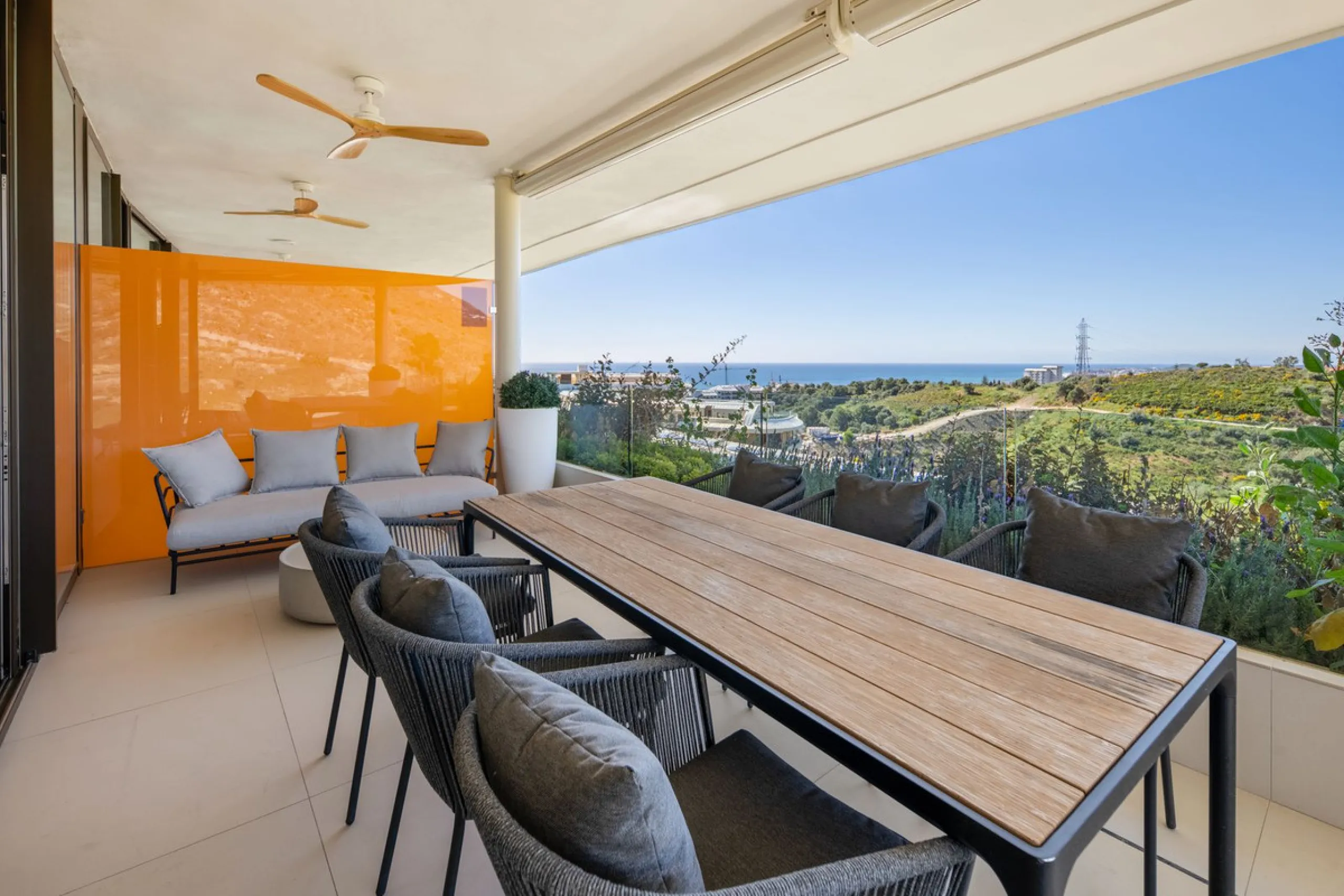This two bedrom apartment with panoramic sea view in Valley Collection  ,a corner terrace of 60 m2 that wraps around the apartment   is part of the exclusive Higueron community .It boasts one of Spains largest training centers with many different activiti